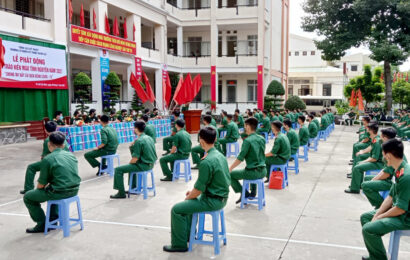 Hơn 300 chiến sĩ quân đội hiến máu tình nguyện Hơn 300 chiến sĩ quân đội hiến máu tình nguyện