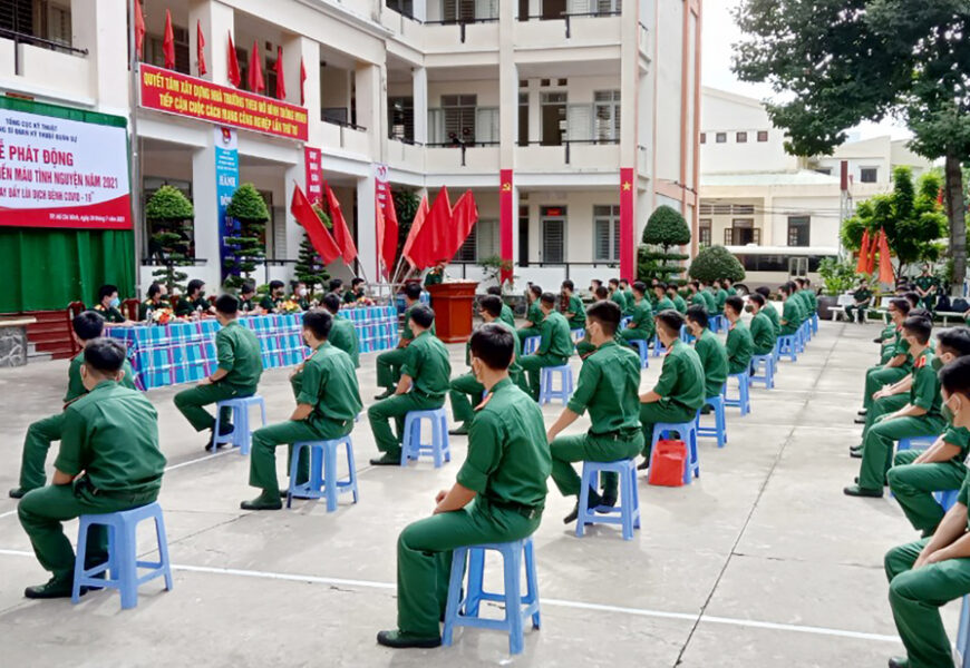 Hơn 300 chiến sĩ quân đội hiến máu tình nguyện