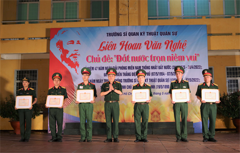 Liên hoan văn nghệ “Đất nước trọn niềm vui” Liên hoan văn nghệ “Đất nước trọn niềm vui”