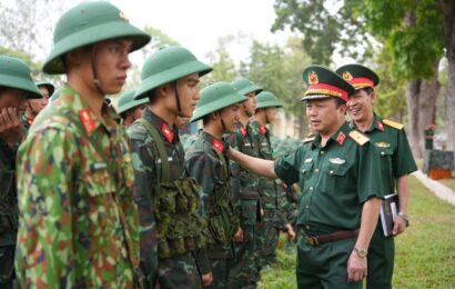 Thiếu tướng Phùng Ngọc Sơn, Phó CN – TMT Tổng Cục Kỹ thuật kiểm tra công tác huấn luyện chiến sĩ mới 2024 Thiếu tướng Phùng Ngọc Sơn, Phó CN – TMT Tổng Cục Kỹ thuật kiểm tra công tác huấn luyện chiến sĩ mới 2024